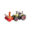 Traktor Claas Axion 950 so snehovým pluhom a reťazami na kolesách