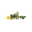 Ein John Deere Traktor mit Rasenmäher, Schaufelanhänger und Gärtnerfigur