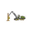 John Deere 1270G Harvester mit einem Ast