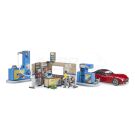 Tankstelle mit Autowaschanlage und rotem Roadster