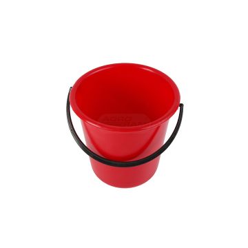 Seau en plastique avec anse et bec verseur