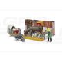 Stajňa s figúrkami farmára, kravy a teliatka Bruder 62611