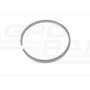 Kovový pístní kroužek.