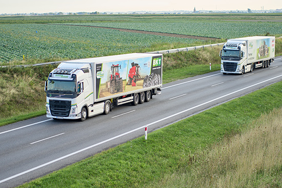 Camions sur l'autoroute